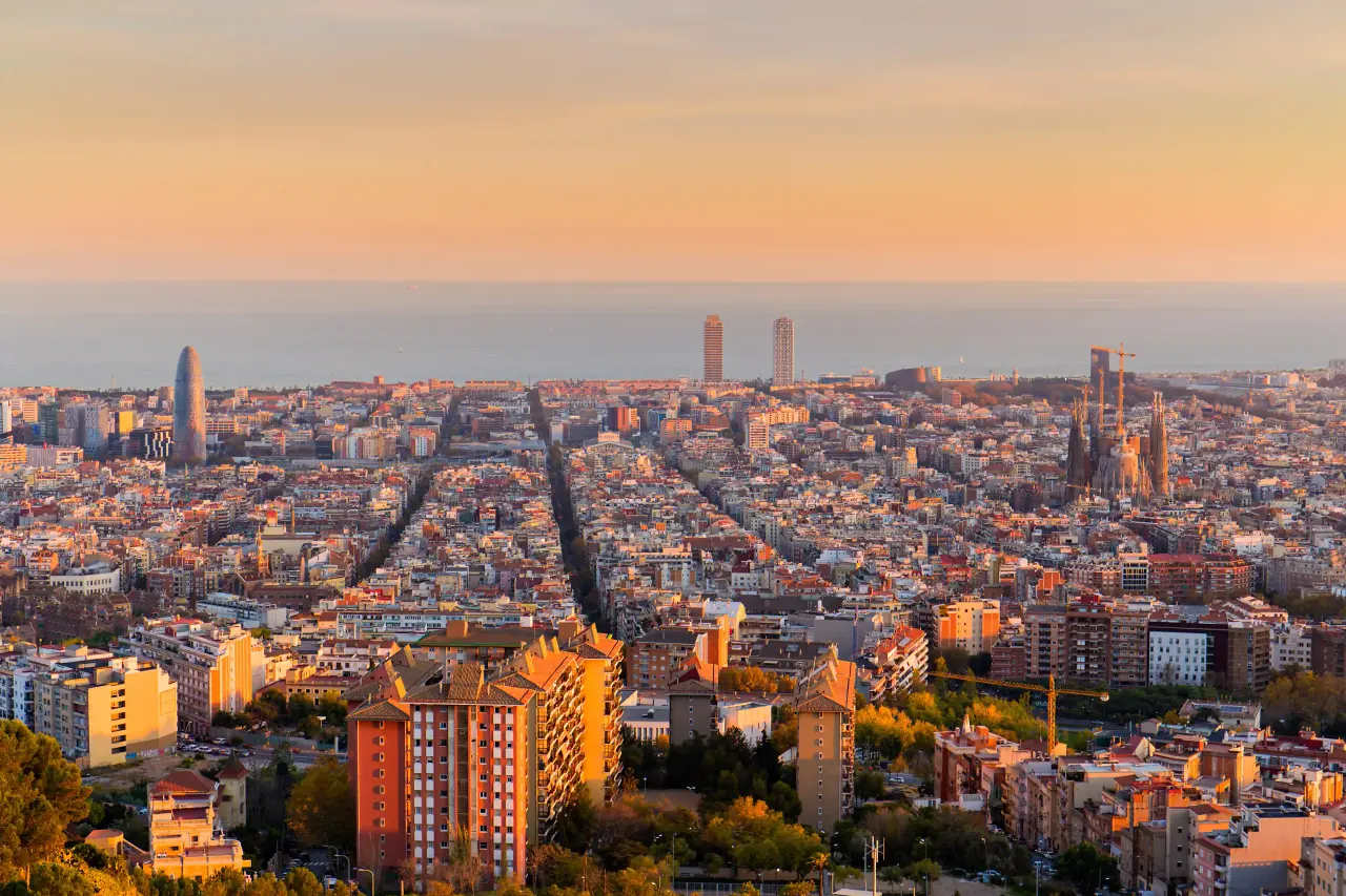 Vista aérea de Barcelona y el Eixample: edificios residenciales afectados por la nueva ley del amianto en Cataluña